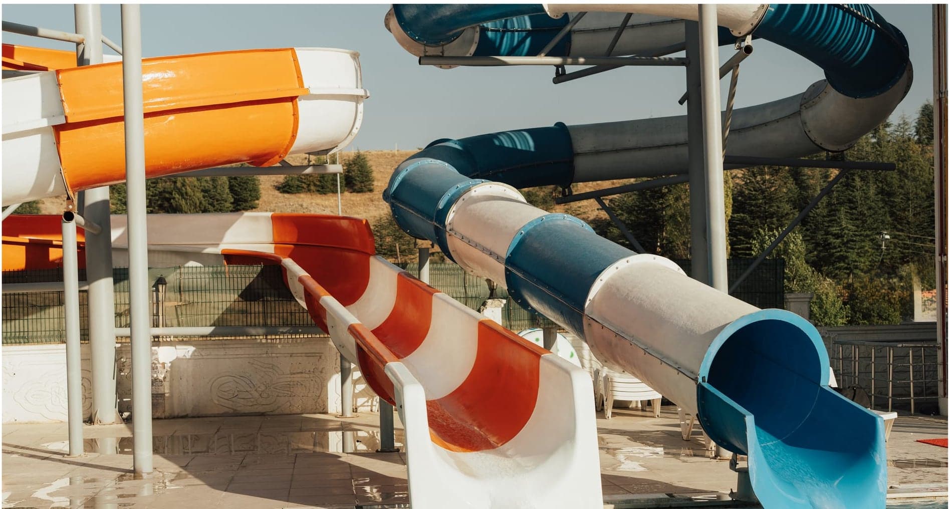 Efe Termal aquaparkında kaydıraklar ve açık havuz