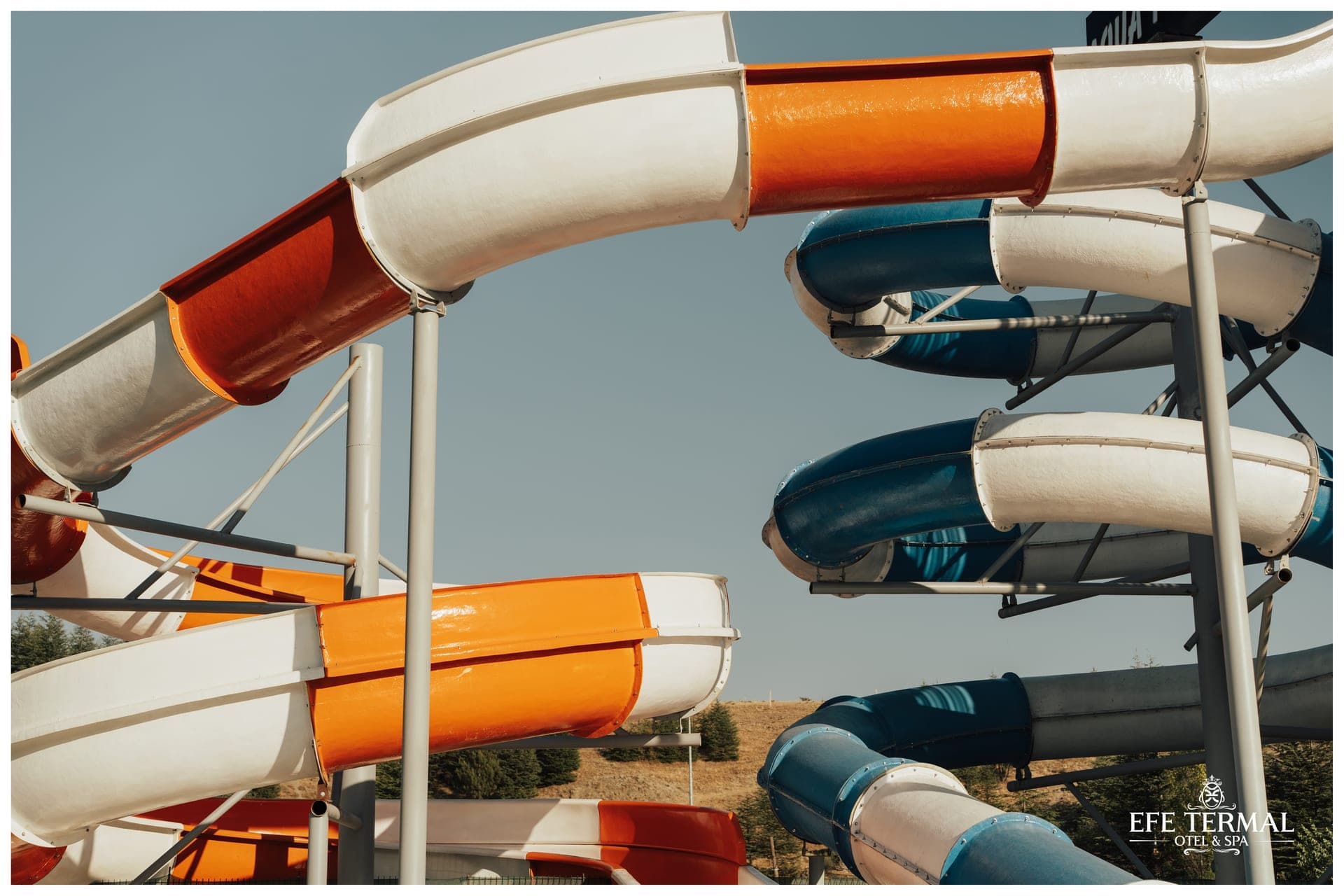 Aquapark açık havuz ve şezlonglar